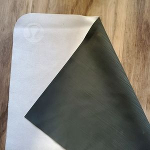 Lululemon hot yoga mat